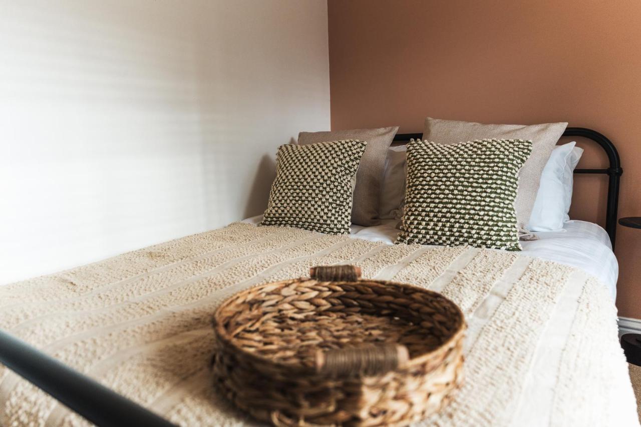 Wych Cottage, Striking 2 Bed, Parking, Ground Floor Flat - Step Free ซัมเมอร์ตัน ภายนอก รูปภาพ