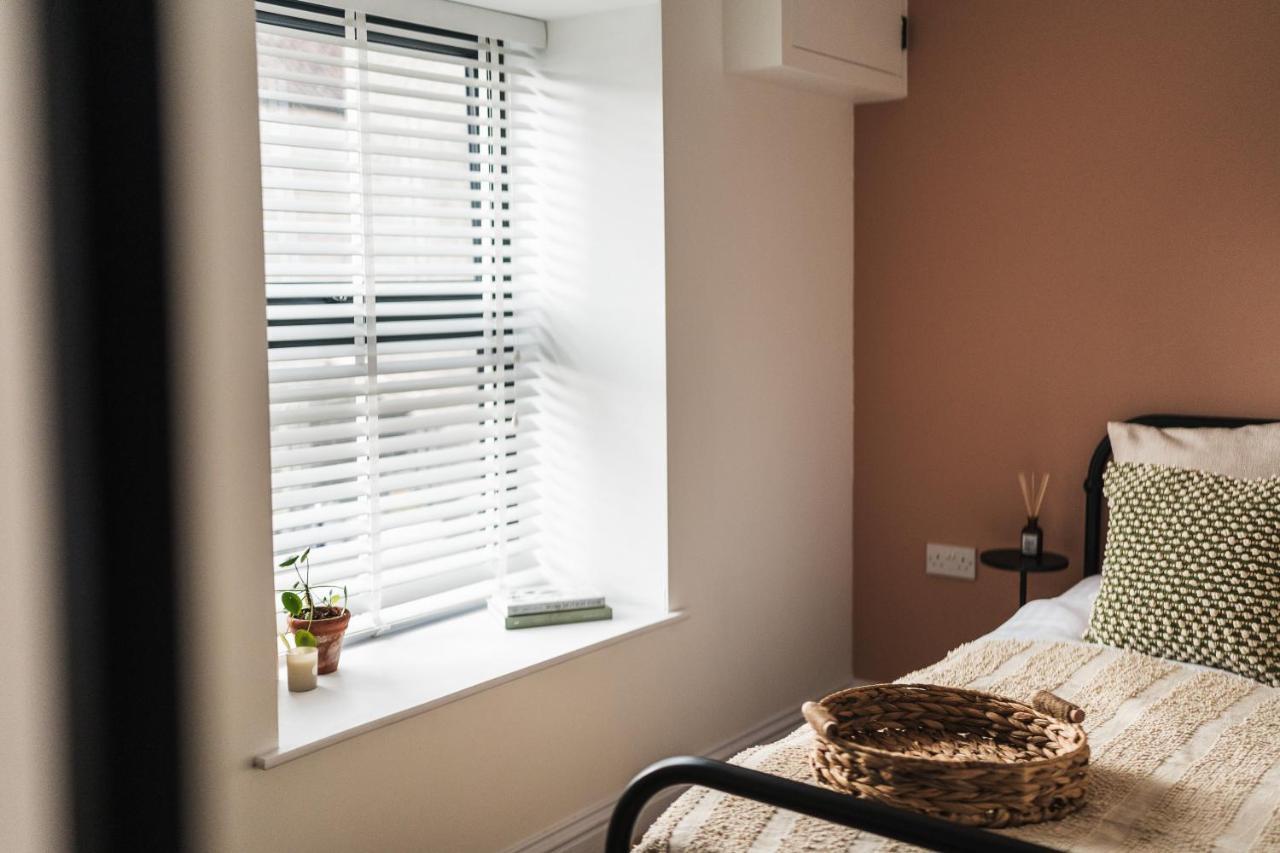 Wych Cottage, Striking 2 Bed, Parking, Ground Floor Flat - Step Free ซัมเมอร์ตัน ภายนอก รูปภาพ